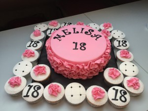 Feesttaarten - Melisa roze met ruffles en cupcakes