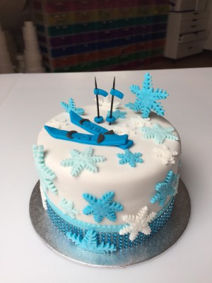 Feesttaarten - Skitaart met blauwe sneeuwvlokken