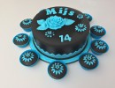 Feesttaarten - Zwarte taart met blauwe 2D roos en cupcakes Mijs