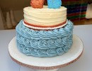 Bruidstaarten - Cremetaart stapel met blauwe toeven en witte swirl