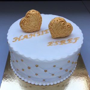Bruidstaarten - Witte bruidstaart met gouden 3D harten