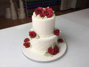 Bruidstaarten - Witte stapel met rode roosjes