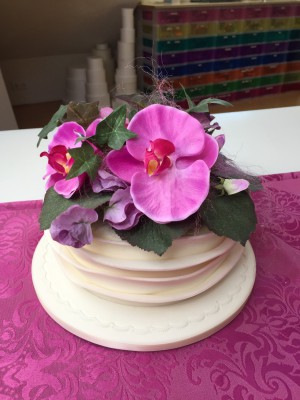 Bruidstaarten - draperie met lila/paars bloemstuk