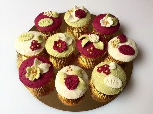 Cupcakes - Bordeaux cupcakes met roosjes Ans