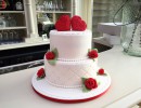 Bruidstaarten - Witte stapel met rode roosjes en rode 3D harten