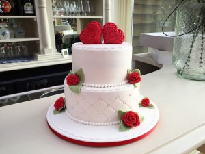 Bruidstaarten - Witte stapel met rode roosjes en rode 3D harten