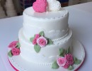 Bruidstaarten - Witte stapel met wit/roze roosjes en 3D harten