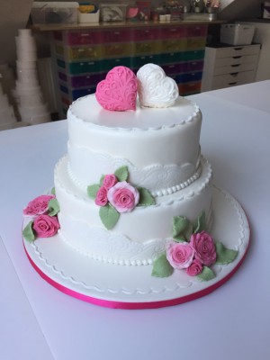 Bruidstaarten - Witte stapel met wit/roze roosjes en 3D harten