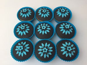 Cupcakes - Zwarte cupcakes met blauwe bloemen