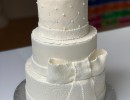 Bruidstaarten - Witte stapel met zilver/witte 3D harten en strik