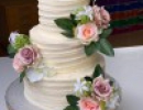Bruidstaarten - Cremetaart met zijden bloemen en LOVE taarttopper