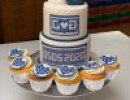 Bruidstaarten - Witte bruidstaart/cupcakes met blauwe deco als op trouwkaart