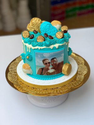 Feesttaarten - Dripcake blauw met 3D harten en foto