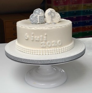 Bruidstaarten - Witte bruidstaart met datum en 3D harten