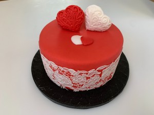 Bruidstaarten - Rode bruidstaart met eetbaar kant en 3D harten