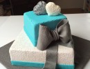 Bruidstaarten - Vierkante gestapelde bruidstaart blauw/wit/grijs met strik