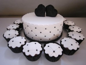 Bruidstaarten - Witte bruidstaart met zwarte 3D harten en cupcakes