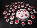 Bruidstaarten - Witte bruidstaart-cupcakes met rode hartjes
