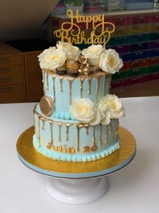 Drip Cake - Lichtblauwe drip cake met gouden drip en witte rozen