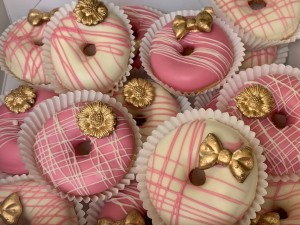 Cupcakes - Donuts met gouden bloem en strik roze