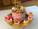 Drip Cake - Roze dripcake met gouden drip in thema make-up met cupcakes