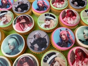 Cupcakes - Donuts en cupcakes met eetbare fotos van cosplayer @Cuteycosplay