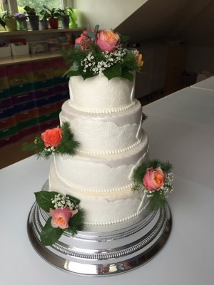 Bruidstaarten - Bruidstaart met verse bloemen als in het bruidsboeket